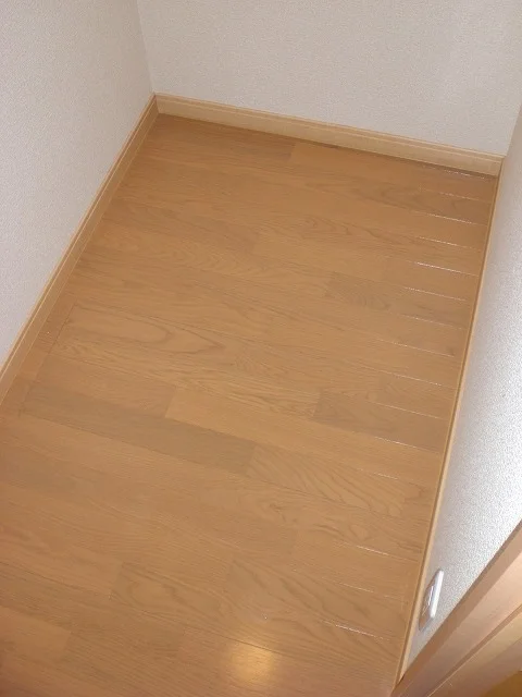 階段横収納付きです。