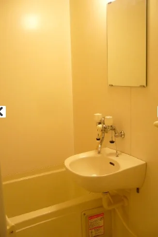 洗面台は浴室に御座います。