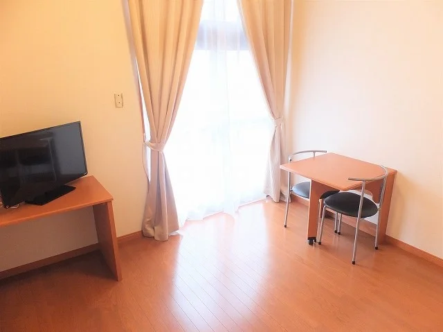 カーテンやテーブル、テレビも備え付けです