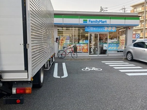 ファミリーマートまで340m