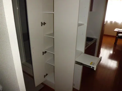 便利なキッチン横収納。