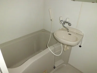 洗面台付きバスルーム。