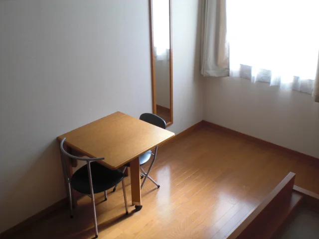 椅子、折り畳みテーブル付き。