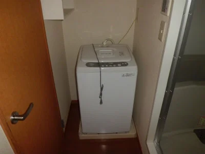 洗濯機付。右がバス。左がトイレです。