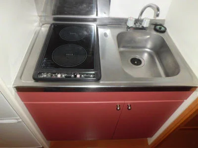 ２口電気コンロ付ミニキッチン。