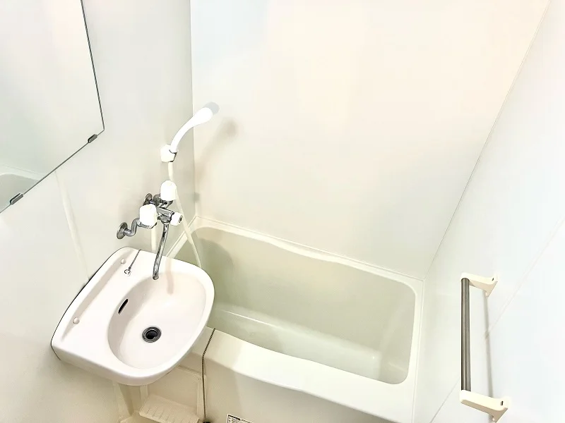 洗面台付バスルーム。