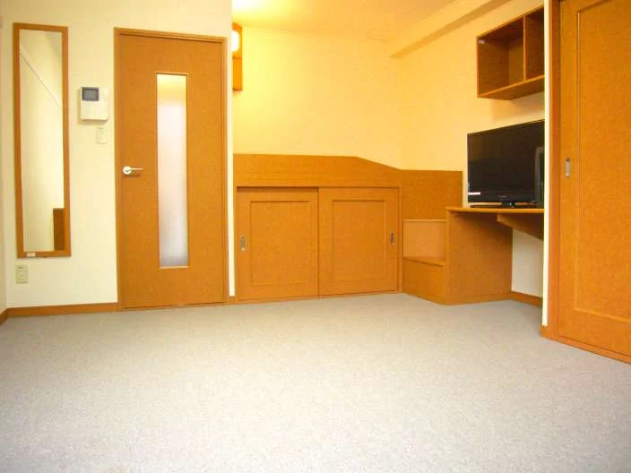 1階はフローリング。2階はカーペット敷き。