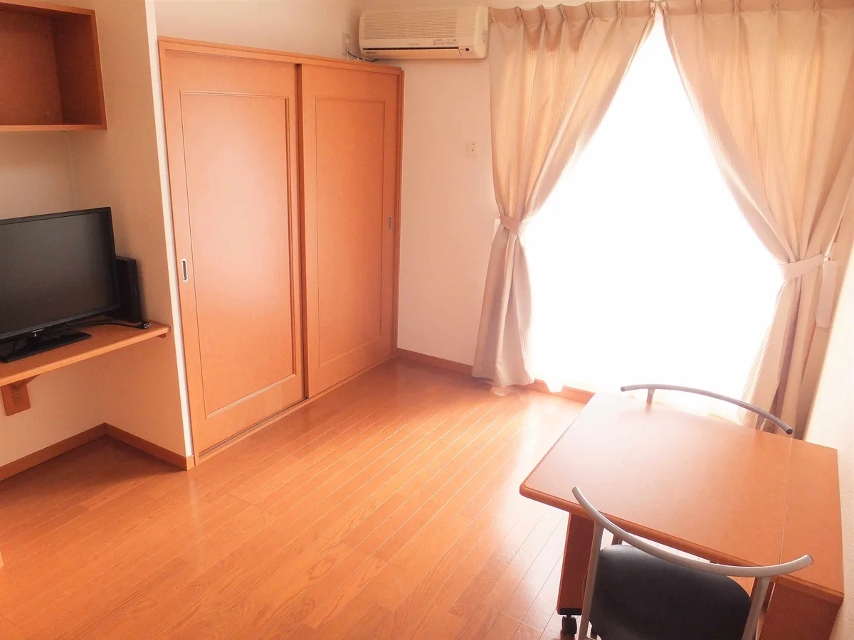 カーテンやテーブル、テレビも備え付けです