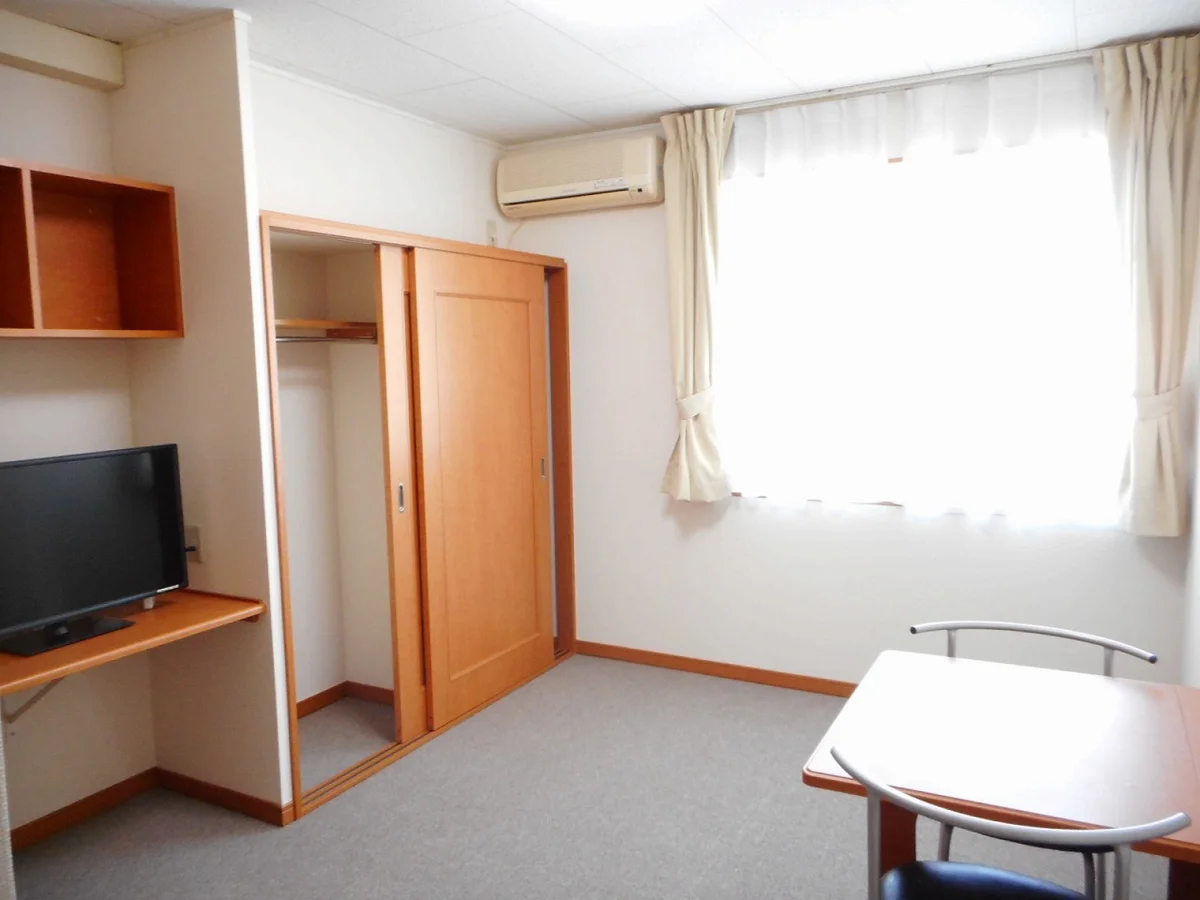 カーテンやテーブル、テレビも備え付けです