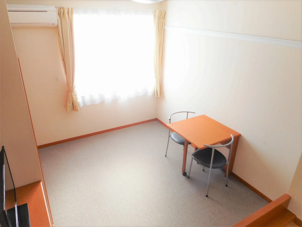 テーブルは折り畳み式です