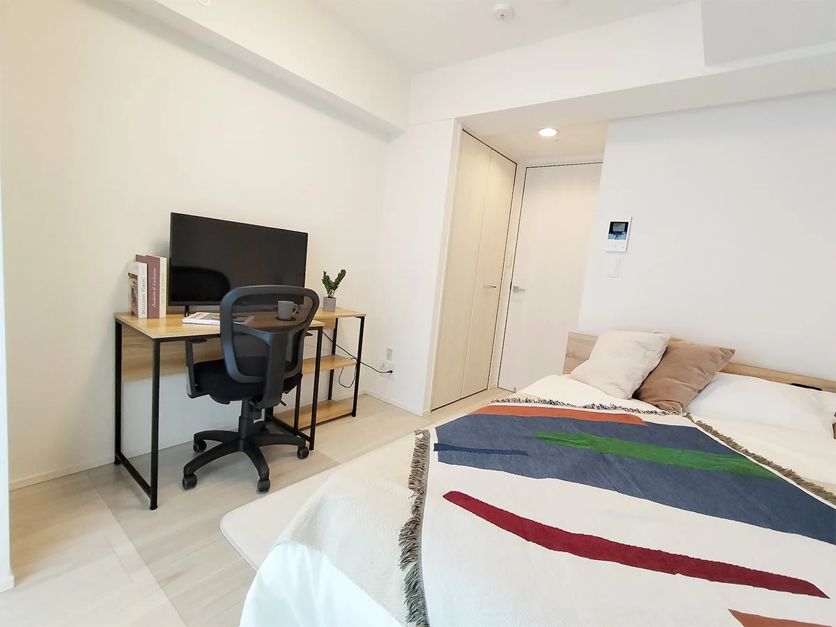 写真はお部屋のイメージです。ラグなどの室内装飾はございません。