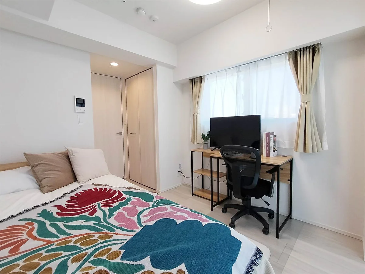 写真はお部屋のイメージです。ラグなどの室内装飾はございません。