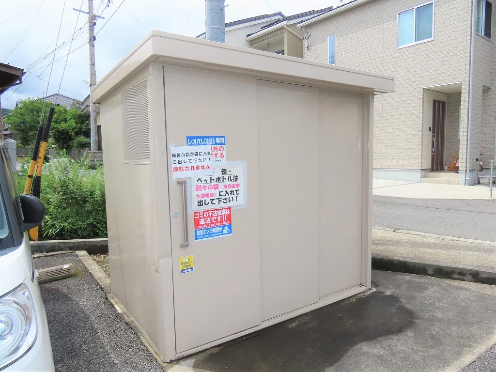 敷地内にゴミ庫が設置されておりゴミ捨てに便利です