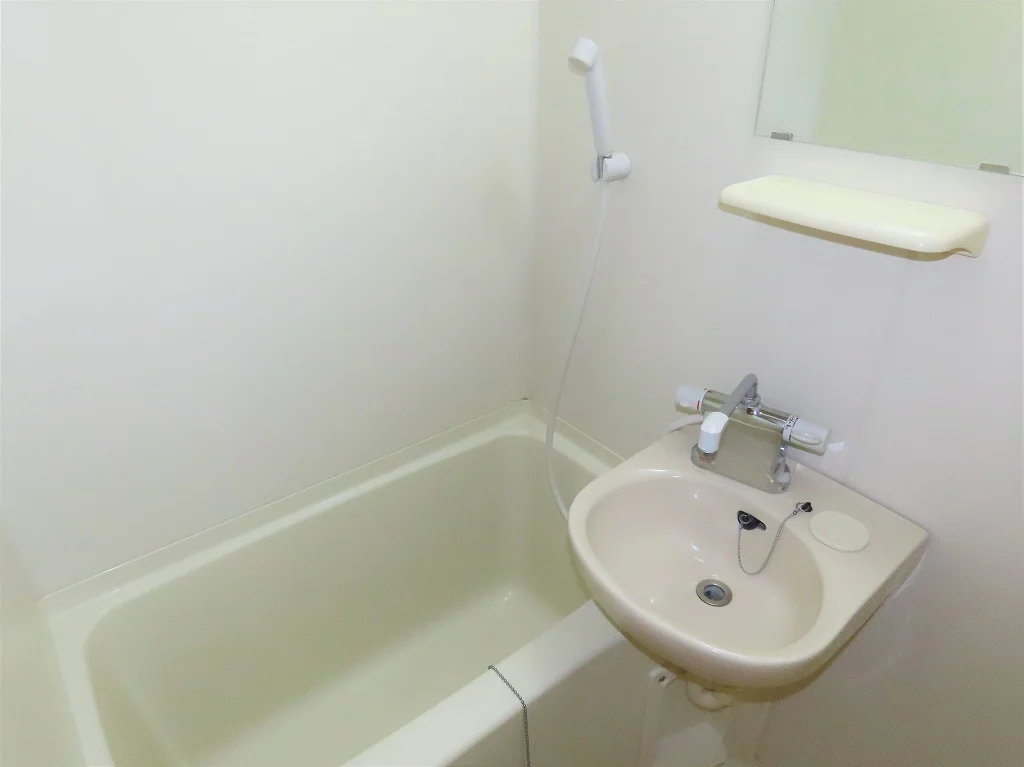 洗面台とユニット式のお風呂です
