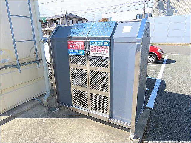 敷地内にゴミ庫が設置されておりゴミ捨てに便利です