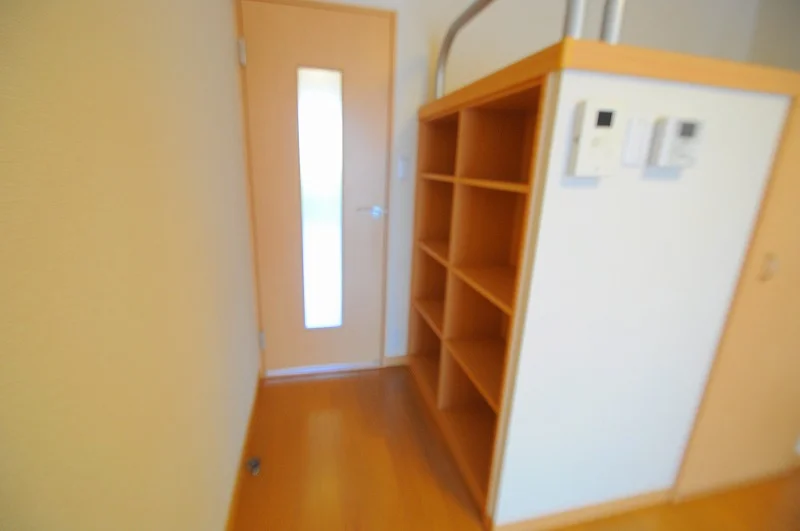 ベット横に収納棚あり。雑誌や漫画も置けます。