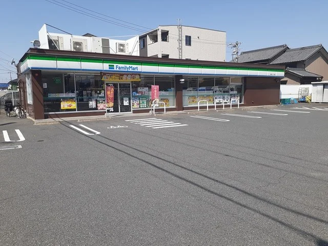 ファミリーマート港明正一丁目店まで320m