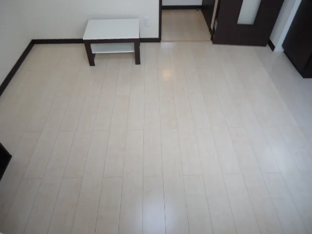 白基調の落ち着いた室内