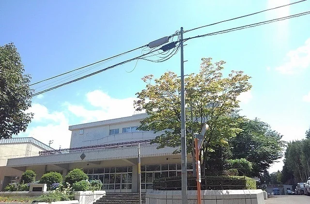 平岡中学校まで900m