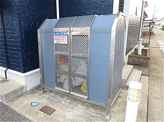 敷地内にゴミ庫が設置されておりゴミ捨てに便利です