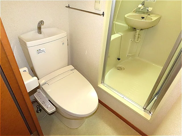 トイレ内にお風呂の入口扉があります