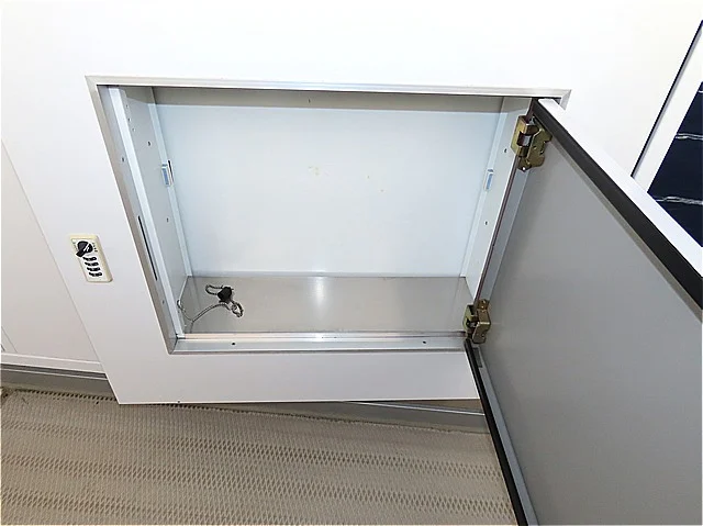 玄関扉に宅配ボックスあり