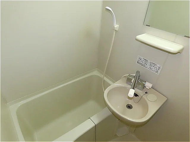 洗面台とユニット式のお風呂です