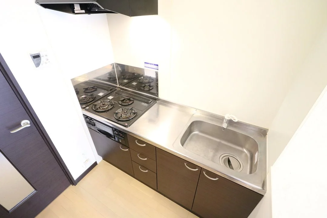 ３口ガスコンロ＋グリル付システムキッチンを完備
