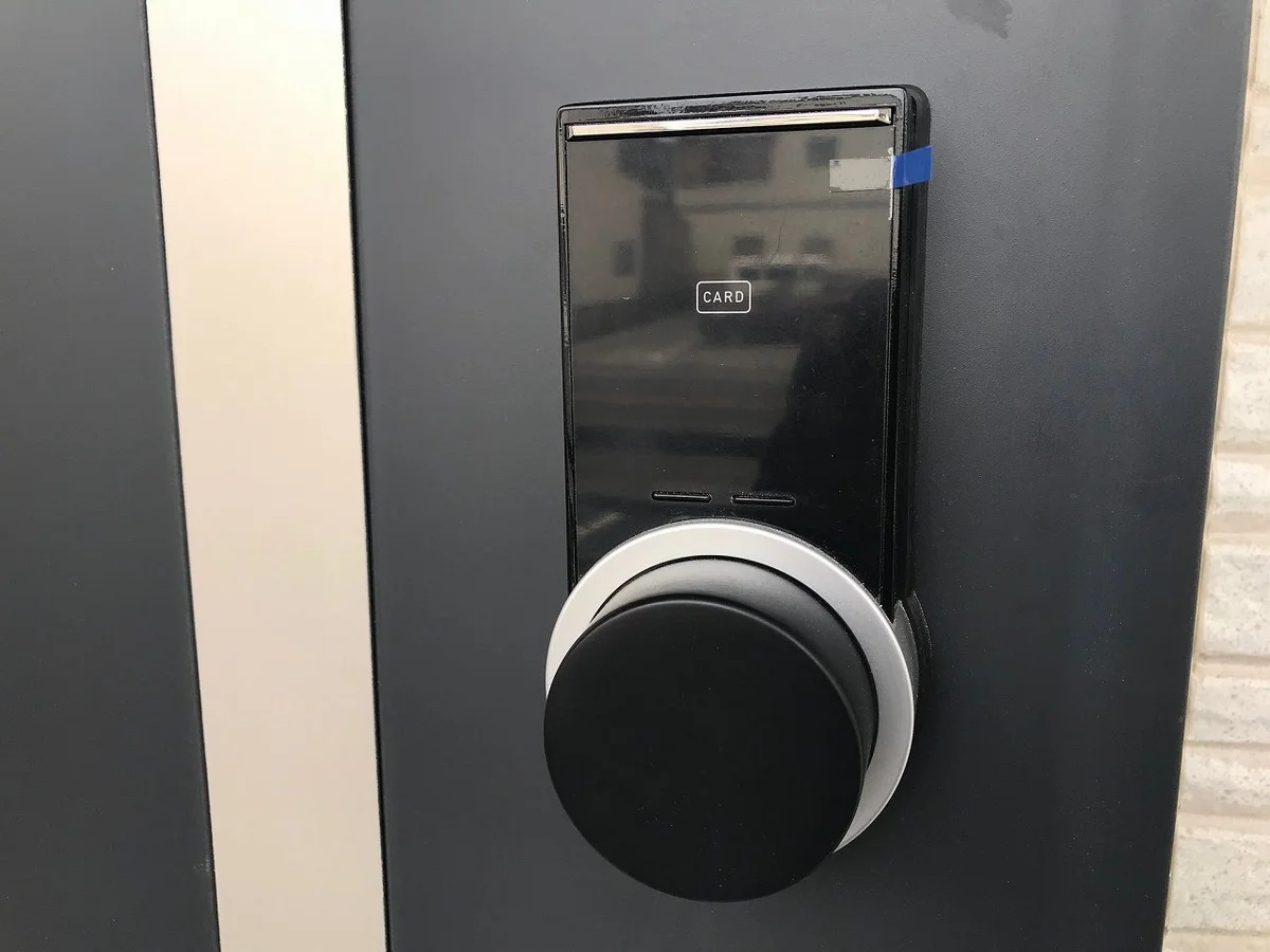 レオロック♪スマホで開閉可能♪遠隔にて鍵の施錠も可能♪
