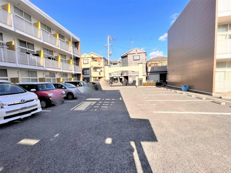 駐車場は別料金となります。