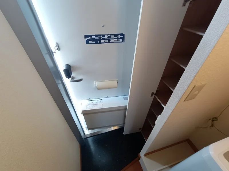 玄関には下駄箱スペースがあります。