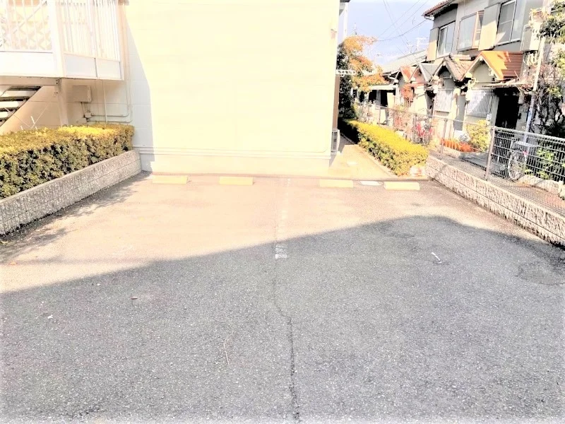 駐車場は別途料金が必要です。