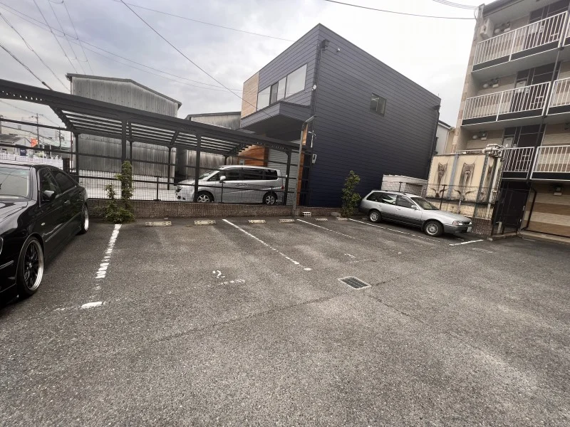 駐車場は別料金となります。