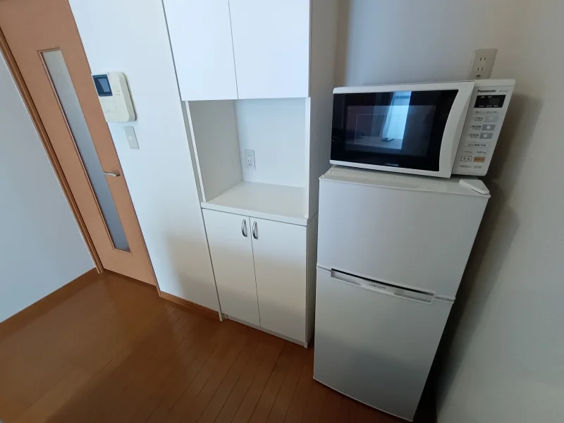 冷蔵庫の横には便利な収納スペースあり。