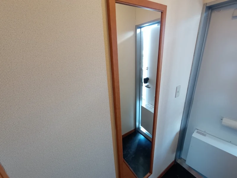 玄関に姿見が設置。