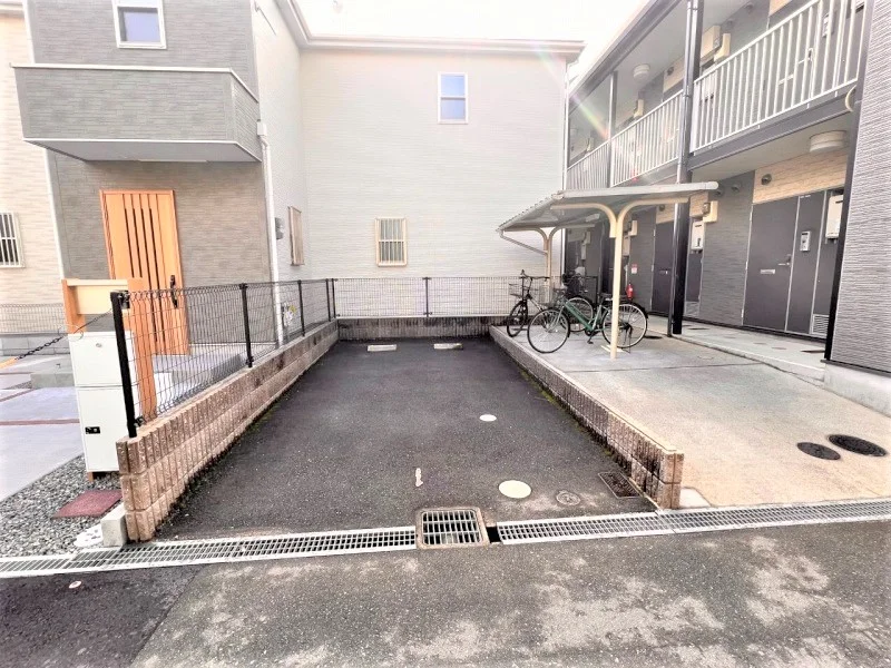 駐車場は別途料金が必要です。