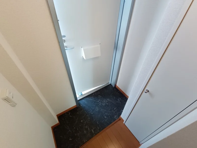 玄関には下駄箱スペース有