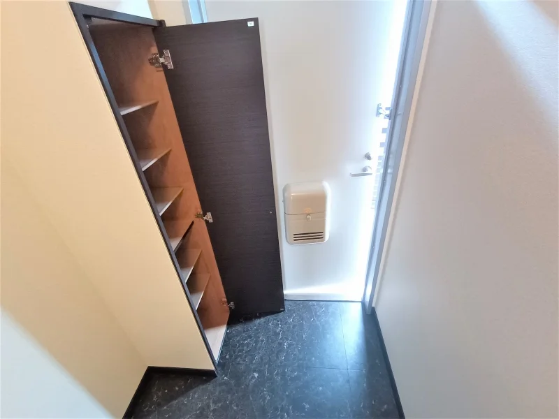 玄関には下駄箱スペースがあります。