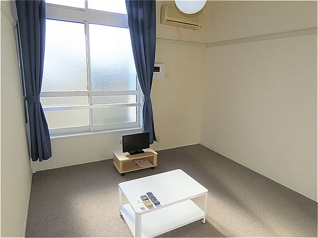 カーテンやテーブル、テレビも備え付けです