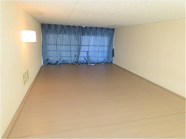 ロフトにはカーテンや電気、コンセントもあります