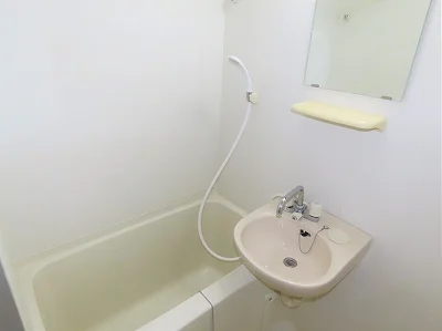 洗面台とユニット式のお風呂です