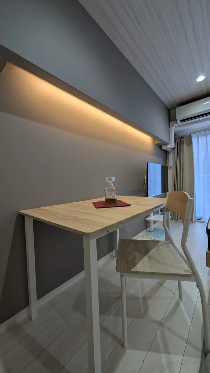 デスクセット壁のライトがオシャレ✨