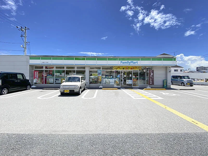 ファミリーマート比島町三丁目店まで徒歩約４分