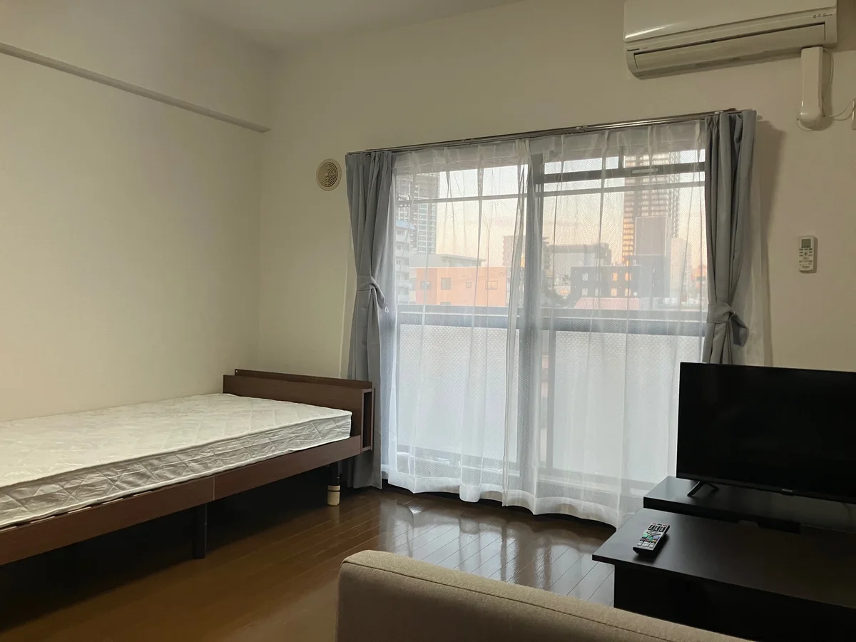 TV、ローテーブル、ソファー、カーテン、照明器具、ベッドが備えついております。