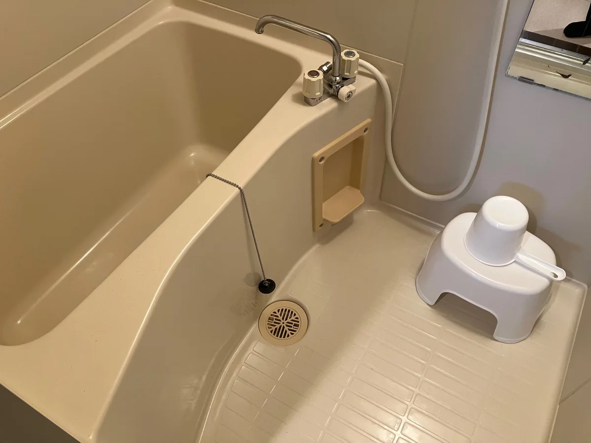 浴室用椅子、手桶付です。