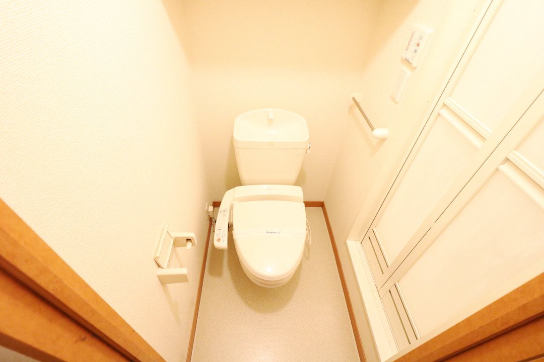 快適な温水洗浄便座付きトイレになります。