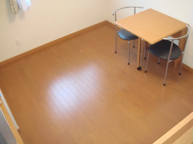 居室と折りたたみ式のテーブルです。