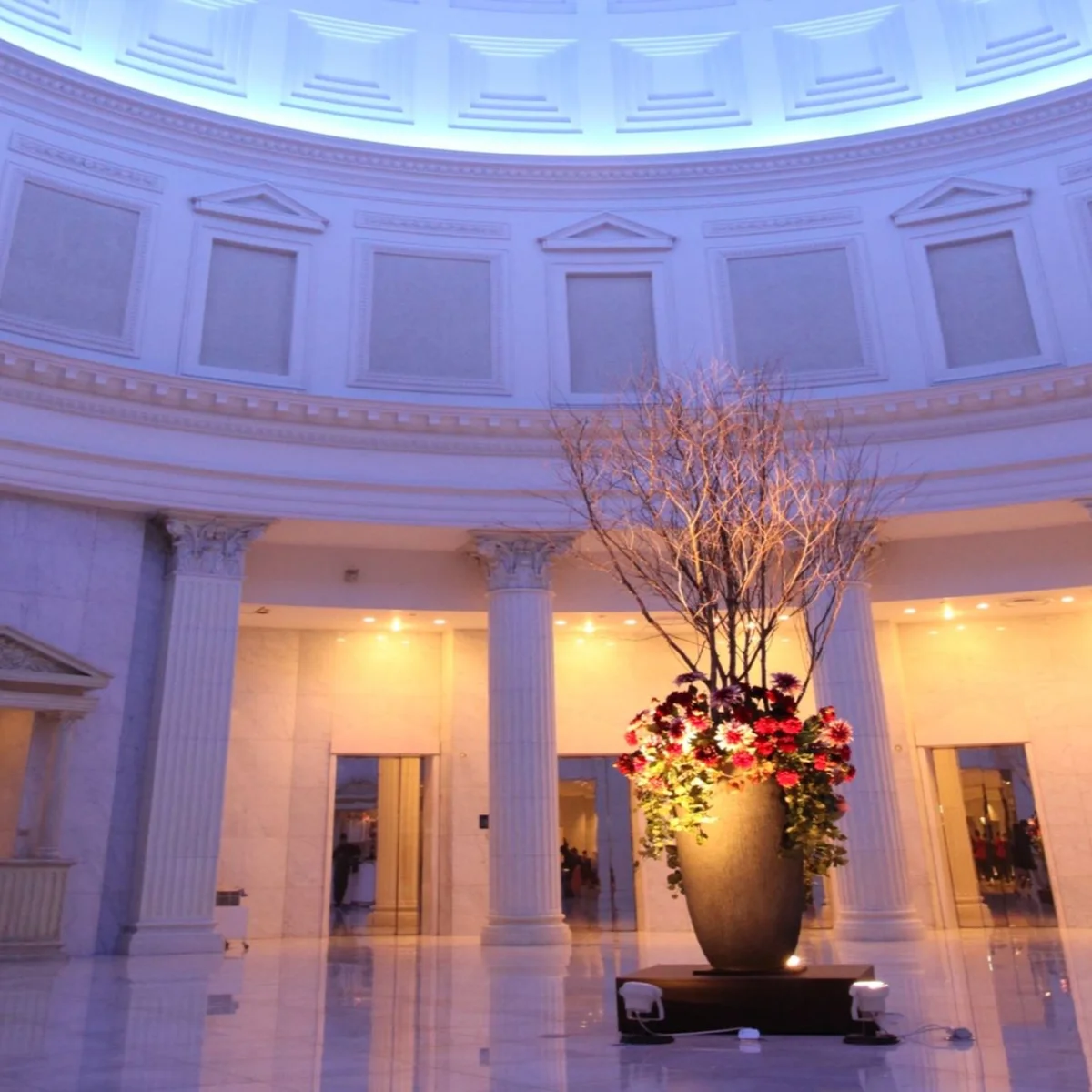 エレベーターホールで上を見上げるとこの素晴らしいドーム型を毎日臨めます。 ※装花は時期により異なります