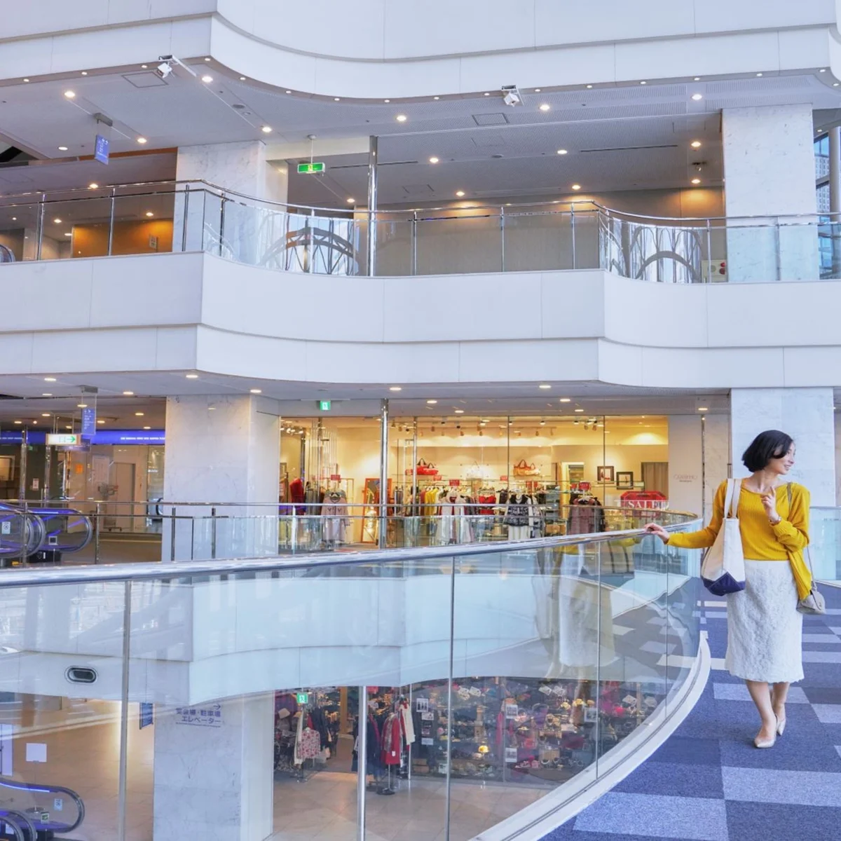 各階に施設が複数入っています。