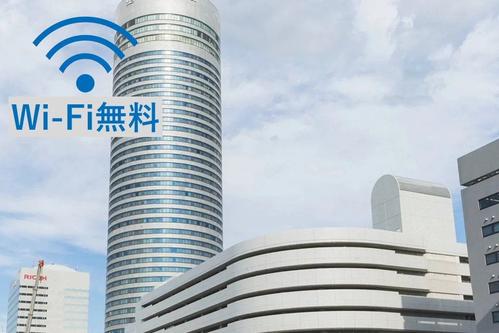 高層円形型が特徴的なホテル。手前には商業施設「プリンスペペ」が。